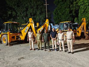 अवैध खनिज के विरुद्ध खनिज व पुलिस विभाग की संयुक्त दबिश, 7 हाईवा और 4 जेसीबी जब्त अवैध खनिज के विरुद्ध खनिज व पुलिस विभाग की संयुक्त दबिश, 7 हाईवा और 4 जेसीबी जब्त