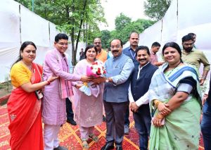 उप मुख्यमंत्री साव राजस्व मंत्री टंकराम वर्मा के निवास पर तीज मिलन कार्यक्रम में शामिल हुए* उप मुख्यमंत्री साव राजस्व मंत्री टंकराम वर्मा के निवास पर तीज मिलन कार्यक्रम में शामिल हुए*