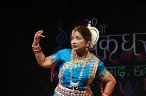 चक्रधर समारोह : कथक और ओडिसी नृत्य ने किया दर्शकों को मंत्रमुग्ध चक्रधर समारोह : कथक और ओडिसी नृत्य ने किया दर्शकों को मंत्रमुग्ध