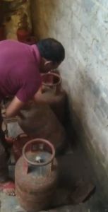 बड़े सिलेंडर से छोटे सिलेंडरों में हो रही थी रिफिलिंग, खाद्य विभाग ने मारा छापा बड़े सिलेंडर से छोटे सिलेंडरों में हो रही थी रिफिलिंग, खाद्य विभाग ने मारा छापा