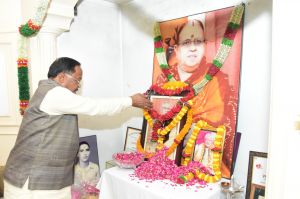 कृषि मंत्री श्री नेताम और उद्योग मंत्री श्री देवांगन ने स्व. श्याम जी पाण्डे को दी श्रद्धांजलि कृषि मंत्री श्री नेताम और उद्योग मंत्री श्री देवांगन ने स्व. श्याम जी पाण्डे को दी श्रद्धांजलि