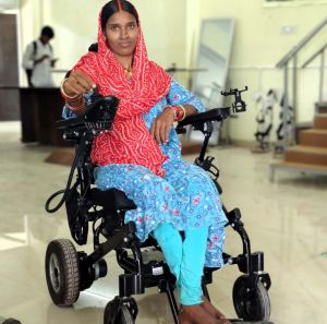 इलेक्ट्रिक व्हील चेयर में अब ऊंगलियों के इशारे से कहीं भी जाना-आना कर सकती है दिव्यांग दुरपत बाई इलेक्ट्रिक व्हील चेयर में अब ऊंगलियों के इशारे से कहीं भी जाना-आना कर सकती है दिव्यांग दुरपत बाई