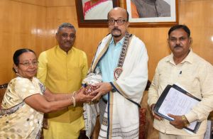 राज्यपाल से छत्तीसगढ़ राज्य बाल कल्याण परिषद के पदाधिकारियों ने सौजन्य भेंट की राज्यपाल से छत्तीसगढ़ राज्य बाल कल्याण परिषद के पदाधिकारियों ने सौजन्य भेंट की