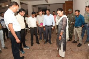 संभागायुक्त और कलेक्टर ने किया निर्माणाधीन विश्वविद्यालय भवन का निरीक्षण संभागायुक्त और कलेक्टर ने किया निर्माणाधीन विश्वविद्यालय भवन का निरीक्षण