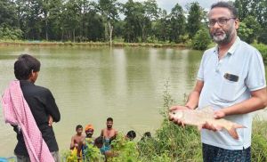 एक साधारण किसान से मछली पालन के अग्रदूत बनने तक की प्रेरक यात्रा एक साधारण किसान से मछली पालन के अग्रदूत बनने तक की प्रेरक यात्रा