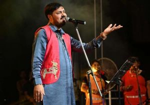 पद्मश्री अनुज शर्मा के जसगीत और सुमधुर गीतों से श्रोताओं को झुमाया, देर रात बजती रही तालियों की गडग़ड़ाहट पद्मश्री अनुज शर्मा के जसगीत और सुमधुर गीतों से श्रोताओं को झुमाया, देर रात बजती रही तालियों की गडग़ड़ाहट