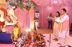 भगवान श्री गणेश के पूजन-हवन कार्यक्रम में शामिल हुए मुख्यमंत्री भगवान श्री गणेश के पूजन-हवन कार्यक्रम में शामिल हुए मुख्यमंत्री