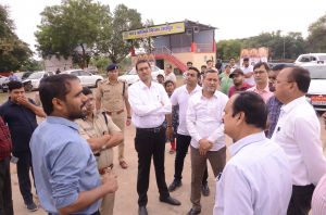 विसर्जन कुंड के करीब गोताखोरों की टीम तैनात, कड़ा सुरक्षा का रहेगा पहरा विसर्जन कुंड के करीब गोताखोरों की टीम तैनात, कड़ा सुरक्षा का रहेगा पहरा