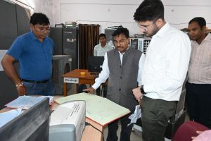 कमिश्नर महादेव कावरे ने किया जिला कार्यालय सहित एसडीएम एवं तहसील कार्यालय का आकस्मिक निरीक्षण कमिश्नर महादेव कावरे ने किया जिला कार्यालय सहित एसडीएम एवं तहसील कार्यालय का आकस्मिक निरीक्षण