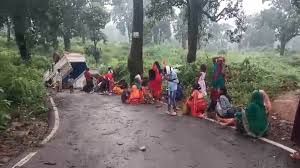 शिव धाम कैलाश गुफा से दर्शन कर लौट रहे श्रद्धालुओं से भरे एक वाहन से पलट जाने से कई लोग घायल शिव धाम कैलाश गुफा से दर्शन कर लौट रहे श्रद्धालुओं से भरे एक वाहन से पलट जाने से कई लोग घायल