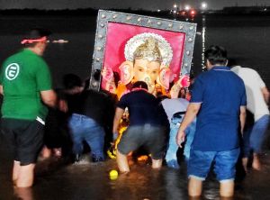 गणपति बप्पा मोरया, अगले बरस तू जल्दी आ के नारों के बीच तालपुरी से विदा हुए विनायक गणपति बप्पा मोरया, अगले बरस तू जल्दी आ के नारों के बीच तालपुरी से विदा हुए विनायक