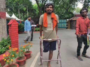 अब दिव्यांग विवेक को मिला वाकर का सहारा अब दिव्यांग विवेक को मिला वाकर का सहारा