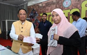 मुख्यमंत्री ने जनदर्शन में अंजुम को दी 20 हजार रुपए की आर्थिक सहायता मुख्यमंत्री ने जनदर्शन में अंजुम को दी 20 हजार रुपए की आर्थिक सहायता