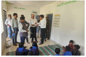 कमिश्नर महादेव कावरे के निरीक्षण में अनुपस्थित शिक्षिका को नोटिस कमिश्नर महादेव कावरे के निरीक्षण में अनुपस्थित शिक्षिका को नोटिस