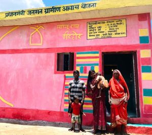 जंगल जाकर अब नहीं लाना पड़ेगा घास-फूस, पक्का मकान पाकर मंगलू बिरहोर हुआ खुश जंगल जाकर अब नहीं लाना पड़ेगा घास-फूस, पक्का मकान पाकर मंगलू बिरहोर हुआ खुश