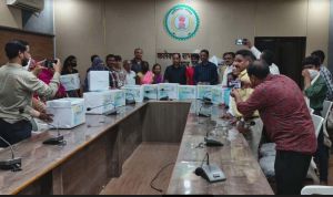 प्रधानमंत्री आवास योजना में लापरवाही नहीं की जाएगी बर्दाश्त: कलेक्टर डाॅ. गौरव सिंह