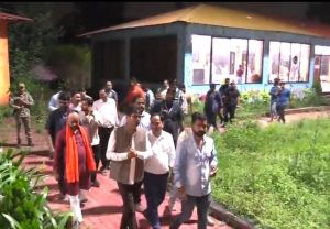 वित्तमंत्री ओ.पी. चौधरी ने कला केंद्र में कलाकारों और प्रशिक्षार्थियों से की मुलाक़ात