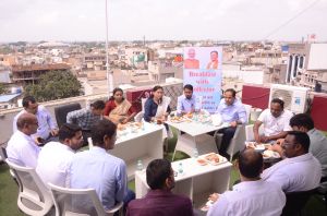 ब्रेकफास्ट विथ कलेक्टर: जमीनी स्तर पर उत्कृष्ट कार्य करने वाले कर्मचारियों के साथ कलेक्टर डाॅ. गौरव सिंह ने ब्रेकफास्ट के साथ की चर्चा ब्रेकफास्ट विथ कलेक्टर: जमीनी स्तर पर उत्कृष्ट कार्य करने वाले कर्मचारियों के साथ कलेक्टर डाॅ. गौरव सिंह ने ब्रेकफास्ट के साथ की चर्चा