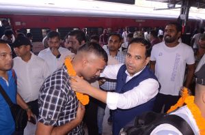 भारतीय सेना के जवान पहुंचे रायपुर, कलेक्टर डाॅ. गौरव सिंह ने किया स्वागत भारतीय सेना के जवान पहुंचे रायपुर, कलेक्टर डाॅ. गौरव सिंह ने किया स्वागत