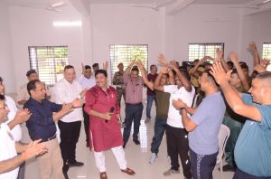 सैनिकों के बीच पहुंचे सुप्रसिद्ध कवि पद्मश्री सुनील जोगी, कलेक्टर के आग्रह पर किया कविता पाठ सैनिकों के बीच पहुंचे सुप्रसिद्ध कवि पद्मश्री सुनील जोगी, कलेक्टर के आग्रह पर किया कविता पाठ