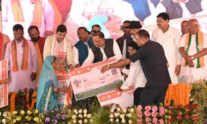 मुख्यमंत्री विष्णु देव साय ने मंच से किया हितग्राहियों को सामग्री का वितरण मुख्यमंत्री विष्णु देव साय ने मंच से किया हितग्राहियों को सामग्री का वितरण