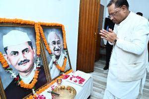  मुख्यमंत्री ने राष्ट्रपिता महात्मा गांधी और पूर्व प्रधानमंत्री लाल बहादुर शास्त्री की जयंती पर उन्हें किया नमन