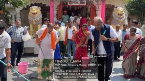 रायपुर लोकसभा सांसद बृजमोहन अग्रवाल ने वार्ड 60 में झाड़ू लगाकर किया सफाई श्रमदान 