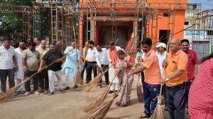 रायपुर पश्चिम विधायक राजेश मूणत ने झाड़ू लगाकर किया सफाई श्रमदान 