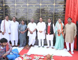 मुख्यमंत्री ने बलरामपुर- रामानुजगंज जिलेवासियों को दी करोड़ो के विकास कार्यो की सौगात मुख्यमंत्री ने बलरामपुर- रामानुजगंज जिलेवासियों को दी करोड़ो के विकास कार्यो की सौगात