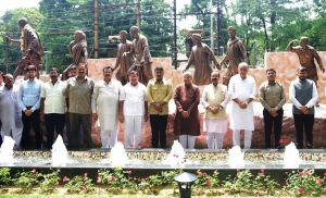 उप मुख्यमंत्री अरुण साव ने कलेक्टोरेट गार्डन और दांडी मार्च प्रतिमा का किया लोकार्पण उप मुख्यमंत्री अरुण साव ने कलेक्टोरेट गार्डन और दांडी मार्च प्रतिमा का किया लोकार्पण