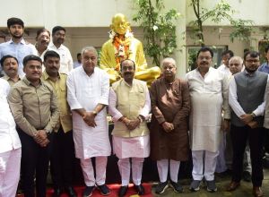 उप मुख्यमंत्री अरुण साव ने जयंती पर गांधी जी को किया नमन उप मुख्यमंत्री अरुण साव ने जयंती पर गांधी जी को किया नमन