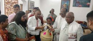 केन्द्रीय मंत्री जुएल उरांव को विशेष पिछड़ी जनजाति लखपति दीदी मनकुंवारी बाई ने समूह द्वारा तैयार सामग्री की टोकरी की भेंट केन्द्रीय मंत्री जुएल उरांव को विशेष पिछड़ी जनजाति लखपति दीदी मनकुंवारी बाई ने समूह द्वारा तैयार सामग्री की टोकरी की भेंट