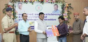 कैबिनेट मंत्री लखन लाल देवांगन ने वृद्धजनों को किया सम्मानित कैबिनेट मंत्री लखन लाल देवांगन ने वृद्धजनों को किया सम्मानित