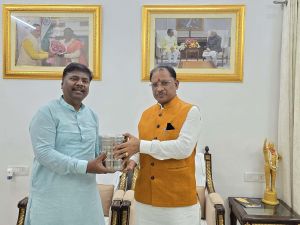 मुख्यमंत्री को वनमंत्री ने अबूझमाड़ का शुद्ध देशी घी भेंट किया मुख्यमंत्री को वनमंत्री ने अबूझमाड़ का शुद्ध देशी घी भेंट किया