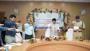 मंत्री लखन लाल देवांगन ने कलेक्ट्रेट में अधिकारियों-कर्मचारियों को दिलाई स्वच्छता की शपथ मंत्री लखन लाल देवांगन ने कलेक्ट्रेट में अधिकारियों-कर्मचारियों को दिलाई स्वच्छता की शपथ