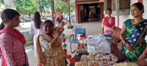 गोबर से बन रहा सजावटी समान स्व-सहायता समूह की महिलाओं द्वारा गोबर से बन रहा सजावटी समान स्व-सहायता समूह की महिलाओं द्वारा