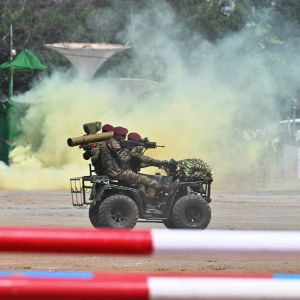 सशस्त्र सैन्य समारोह : जब दुश्मनों को भारतीय सेना के चौकस कमांडों ने मारा गिराया सशस्त्र सैन्य समारोह : जब दुश्मनों को भारतीय सेना के चौकस कमांडों ने मारा गिराया