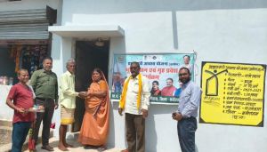 प्रधानमंत्री आवास योजना का लाभ पा कर ग्रामीणों के खिले चेहरे प्रधानमंत्री आवास योजना का लाभ पा कर ग्रामीणों के खिले चेहरे