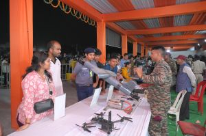 सैन्य प्रदर्शनी में उमड़ी भीड़, भीष्म टी-90 टैंक का रहा आकर्षण सैन्य प्रदर्शनी में उमड़ी भीड़, भीष्म टी-90 टैंक का रहा आकर्षण