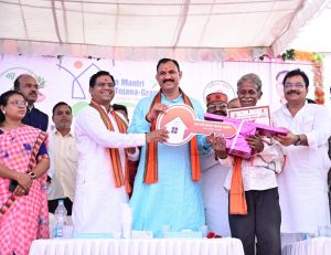 प्रधानमंत्री आवास के नाम पर नियम विरूद्ध कार्य करने पर होगी कड़ी कार्रवाई :  मंत्री श्री जायसवाल 