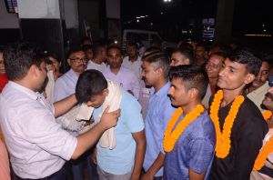 भारतीय सैनिकों के वापस लौटने पर जिला प्रशासन ने किया जोरदार स्वागत