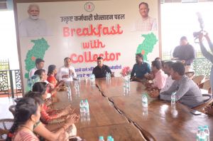 ब्रेकफास्ट विथ कलेक्टर: मुख्य सचिव अमिताभ जैन ने मैदानी स्तर के कर्मचारियों को किया प्रोत्साहित ब्रेकफास्ट विथ कलेक्टर: मुख्य सचिव अमिताभ जैन ने मैदानी स्तर के कर्मचारियों को किया प्रोत्साहित