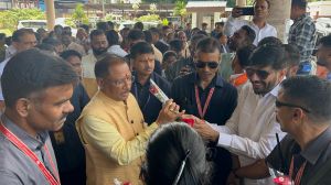 मुख्यमंत्री साय का जगदलपुर एयरपोर्ट पहुंचने पर किया गया आत्मीय स्वागत मुख्यमंत्री साय का जगदलपुर एयरपोर्ट पहुंचने पर किया गया आत्मीय स्वागत