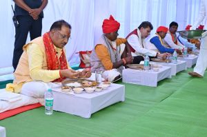 मुख्यमंत्री ने आमचो बस्तर क्लब में मांझी-चालकी और बस्तर दशहरा पर्व के पारंपरिक सदस्यों के साथ किया दोपहर का भोजन मुख्यमंत्री ने आमचो बस्तर क्लब में मांझी-चालकी और बस्तर दशहरा पर्व के पारंपरिक सदस्यों के साथ किया दोपहर का भोजन