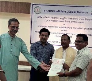 वन अधिकार अधिनियम के बेहतर क्रियान्वयन हेतु आदिम जाति विकास विभाग और एनजीओ एटीआरईई के मध्य एम.ओ.यू. वन अधिकार अधिनियम के बेहतर क्रियान्वयन हेतु आदिम जाति विकास विभाग और एनजीओ एटीआरईई के मध्य एम.ओ.यू.