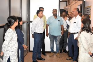 कलेक्टर ने दल्लीराजहरा के कोंडे पावर हाउस में 100 बिस्तर अस्पताल का किया निरीक्षण कलेक्टर ने दल्लीराजहरा के कोंडे पावर हाउस में 100 बिस्तर अस्पताल का किया निरीक्षण