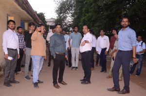 कलेक्टर डाॅ. गौरव सिंह ने मतदान केंद्र के 85 बूथों का किया निरीक्षण कलेक्टर डाॅ. गौरव सिंह ने मतदान केंद्र के 85 बूथों का किया निरीक्षण