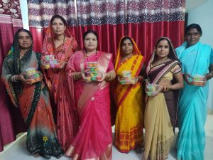 महिलाओं ने मोमबत्ती बेचकर कमाये 20 हजार रूपए 
