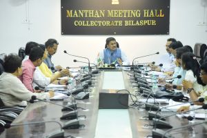 किसानों की आमदनी बढ़ाने वाली फ्लैगशीप योजनाओं की कलेक्टर ने की समीक्षा