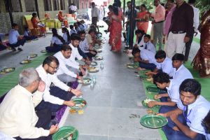 पंडित रामदुलारे दुबई स्कूल में हुआ न्योता भोज का आयोजन, 700 लोगों ने न्योता का उठाया लुत्फ